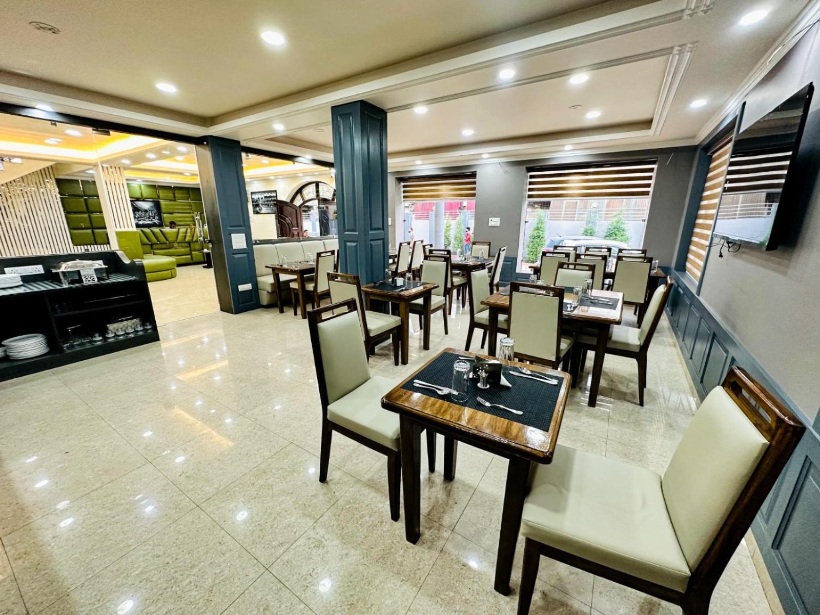 Srinagar Group Of Hotels Extérieur photo