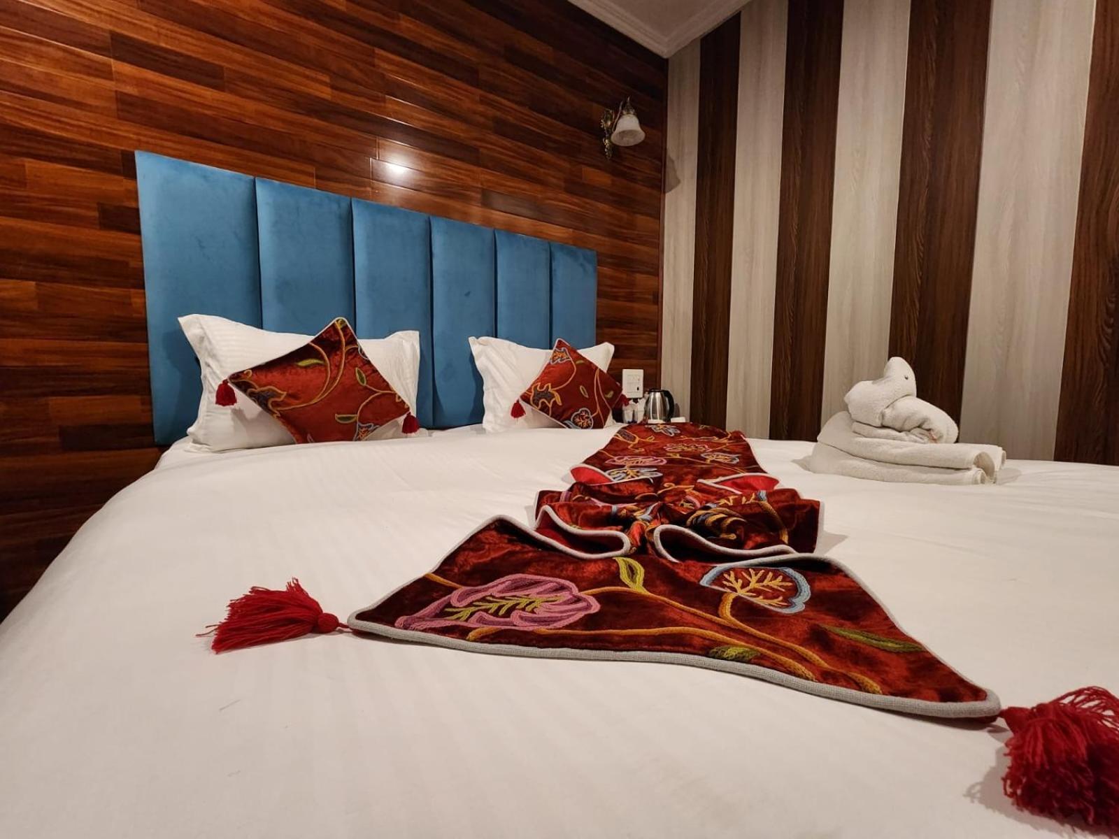 Srinagar Group Of Hotels Extérieur photo