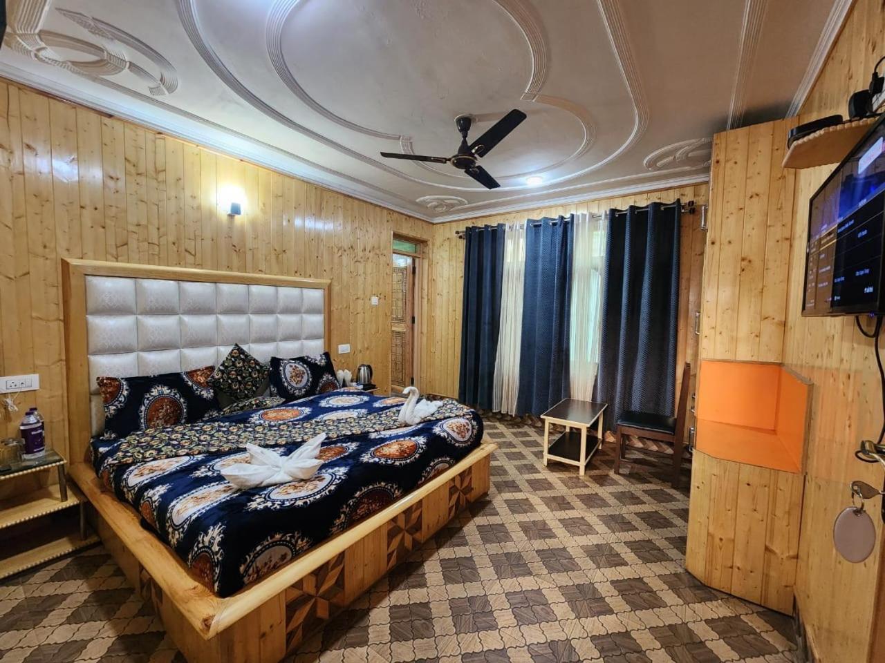 Srinagar Group Of Hotels Extérieur photo